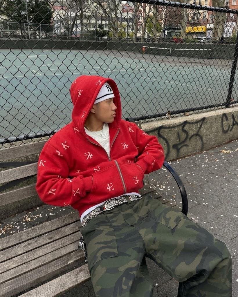Campera Cypher roja, sentada en un banco
