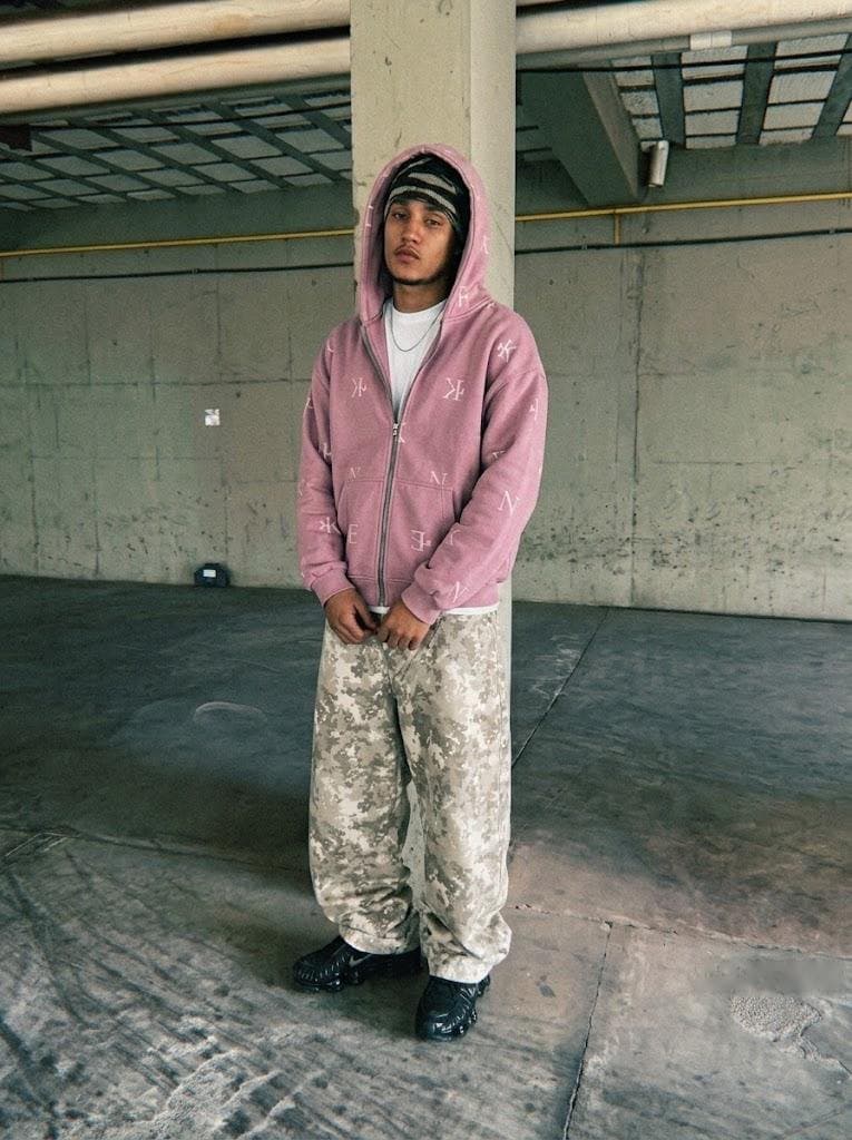Campera Cypher rosa, de espaldas, en un estacionamiento